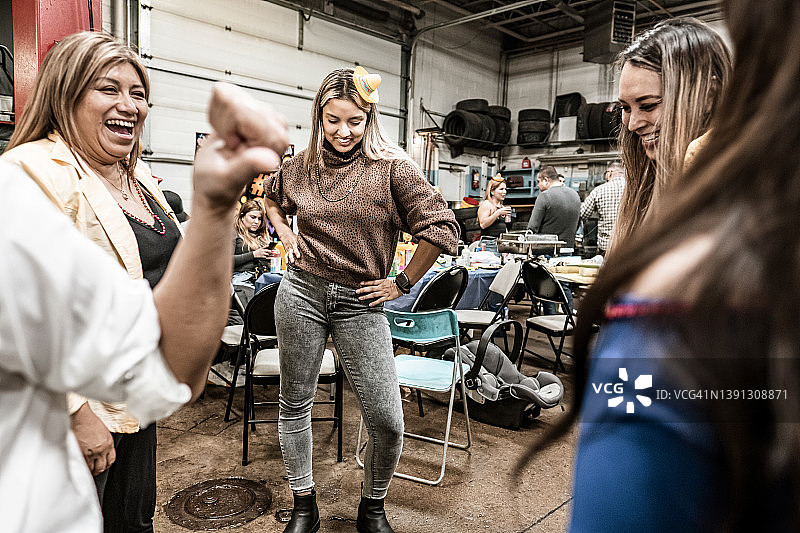 在生日派对上跳舞的拉丁女人们图片素材