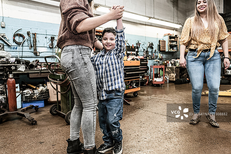 拉丁裔男孩和女人在生日派对上跳舞图片素材