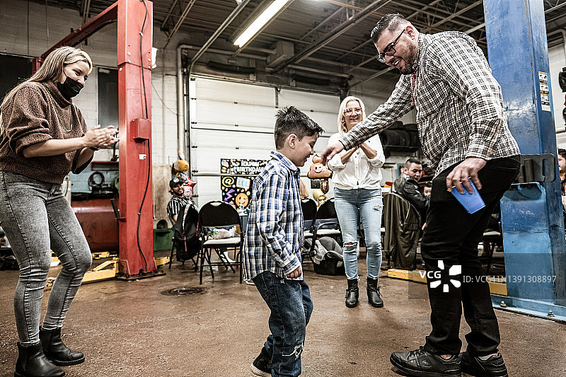 拉丁裔父子在生日派对上跳舞图片素材