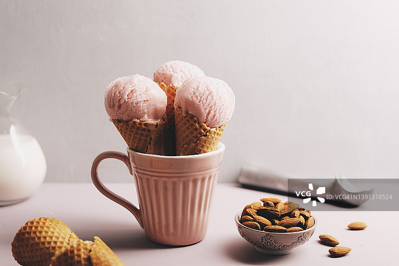 无乳糖杏仁冰淇淋图片素材