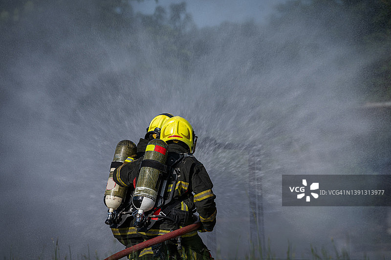 消防员训练场景：消防救援培训学校定期进行演练图片素材