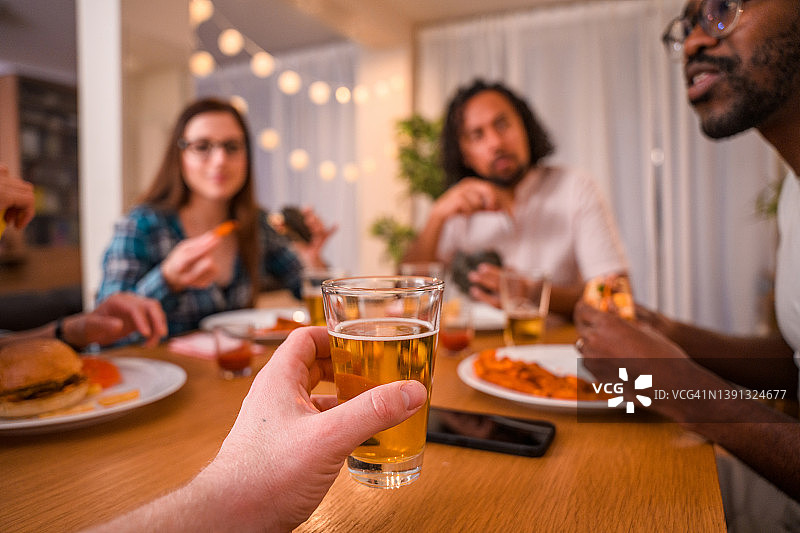 白人男子手持一杯啤酒的主观视角图片素材