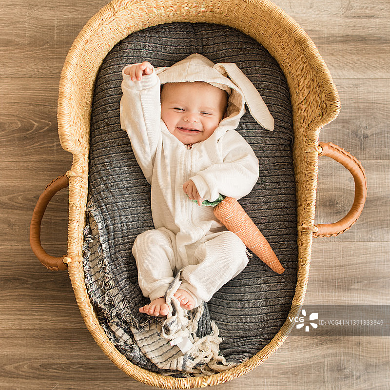 穿兔子装的男婴和胡萝卜图片素材