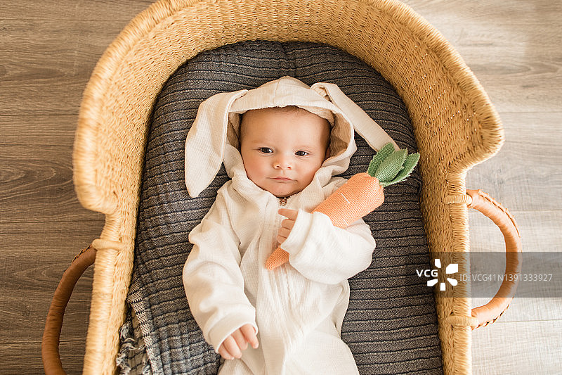 身穿兔子服熟睡的婴儿图片素材