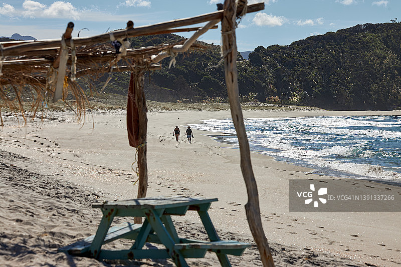 一对情侣在梅德兰兹海滩漫步图片素材