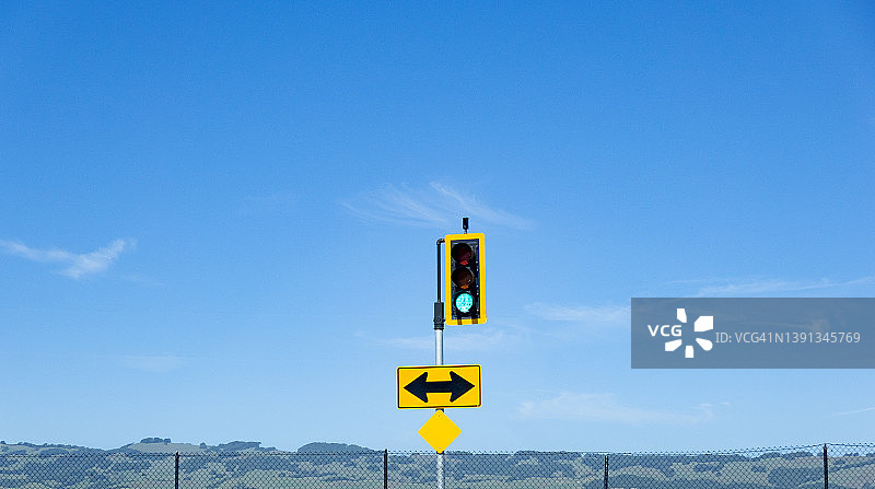 两个箭头和绿光图片素材