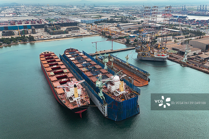 集装箱货轮或船舶在船厂维修的鸟瞰图图片素材