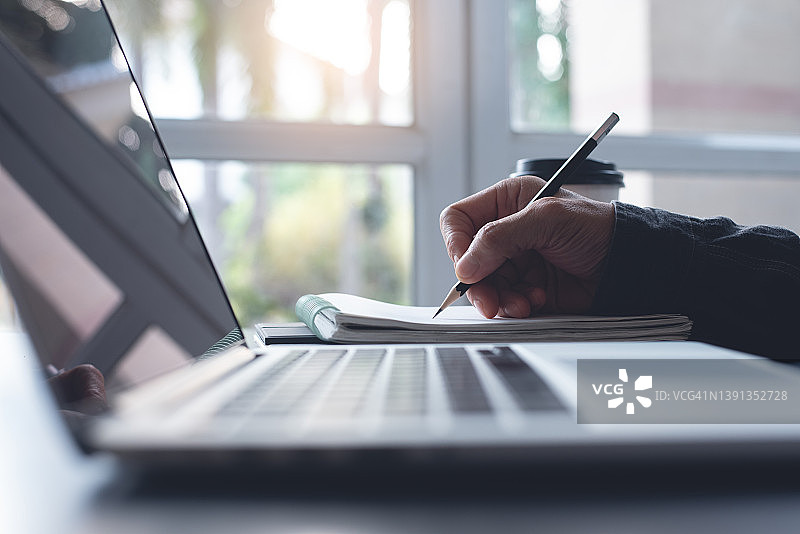 在家办公的商人图片素材