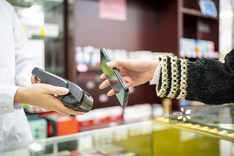 在药店用手机支付图片素材