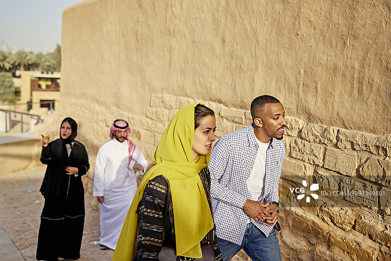 三十多岁的夫妇在露天博物馆探索遗址图片素材