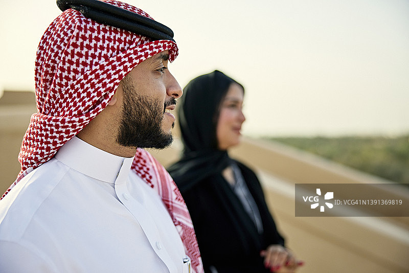 本地夫妇在联合国教科文组织世界遗产地欣赏美景图片素材