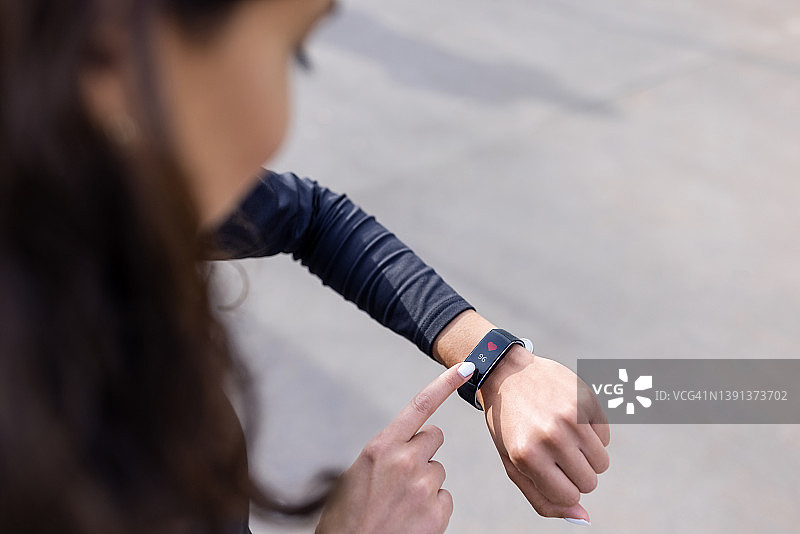 看智能手表的女性特写图片素材