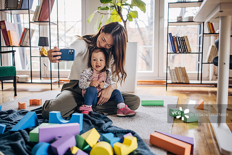 母女在地上玩玩具自拍图片素材