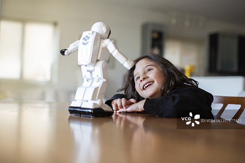 一个五岁男孩在玩现代机器人图片素材