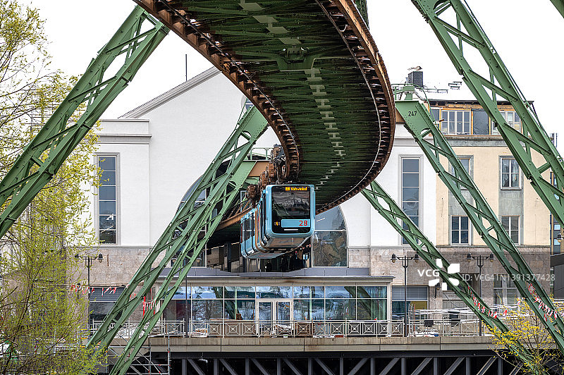 德国伍珀塔尔的悬挂式列车驶离车站图片素材