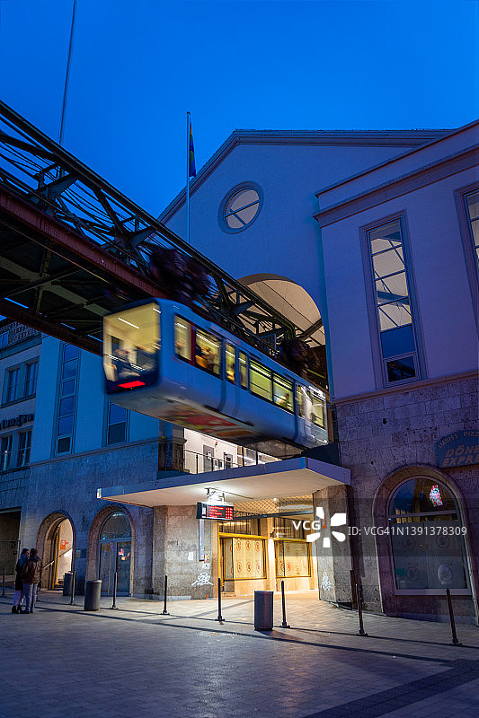 离开德国伍珀塔尔车站的悬挂式铁路列车图片素材