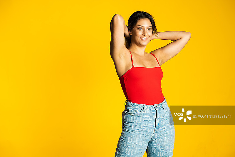 情绪化的女人用手抓头发图片素材