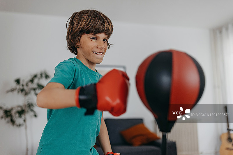 练习中的男孩图片素材