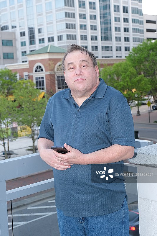 在户外使用手机的男人图片素材