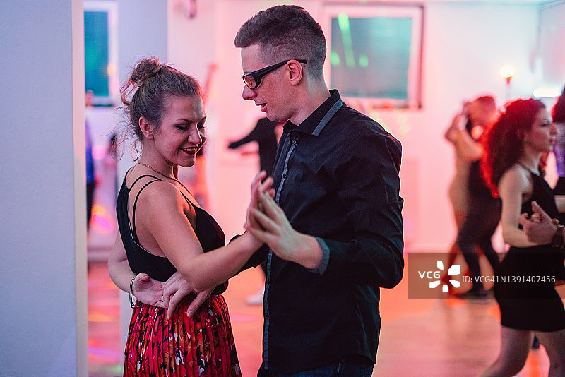 在派对上跳萨尔萨舞图片素材