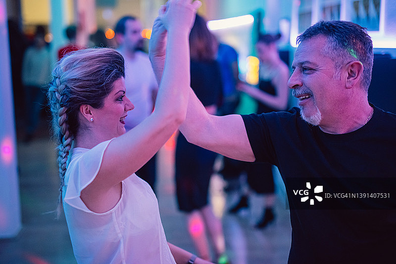 在派对上跳萨尔萨舞图片素材