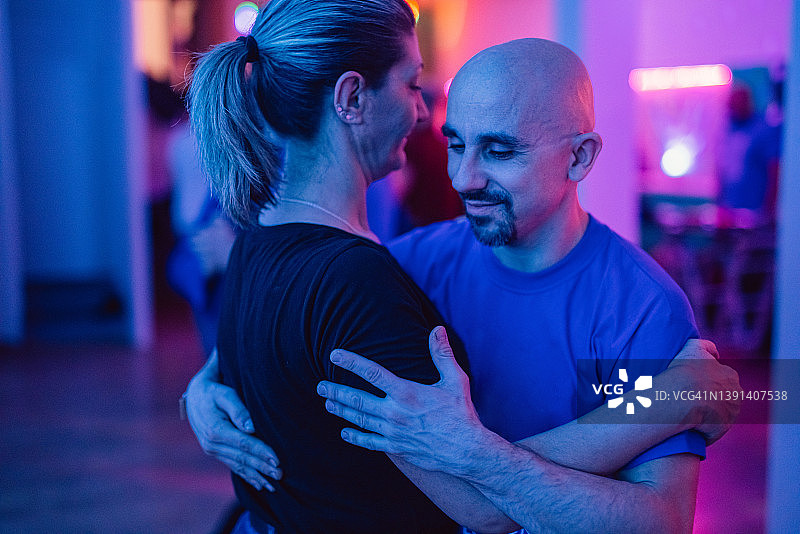 在派对上跳萨尔萨舞图片素材