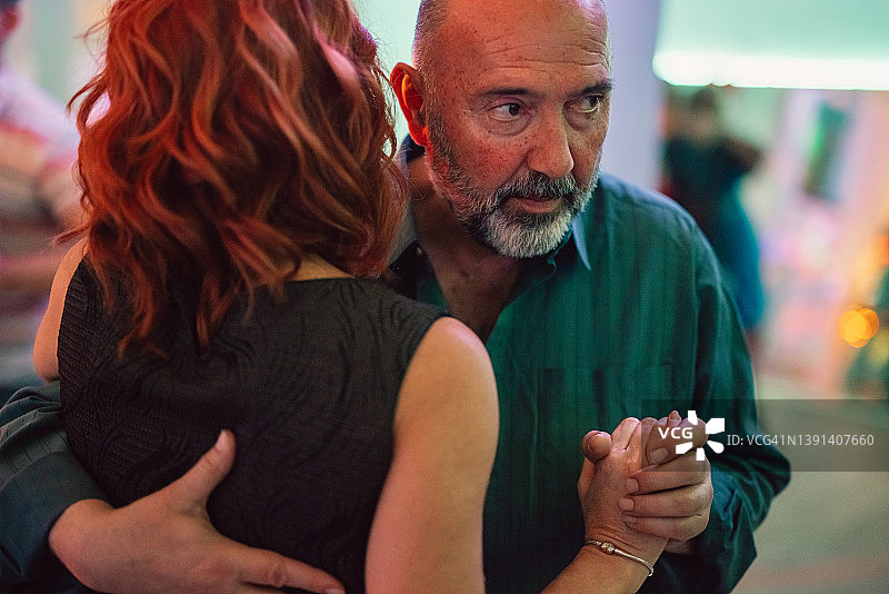 在派对上跳萨尔萨舞图片素材