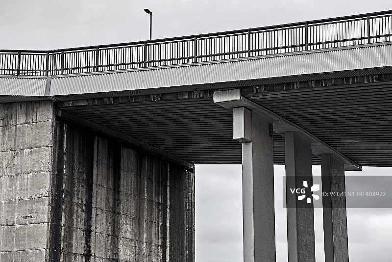 灰色阴天下的混凝土桥图片素材