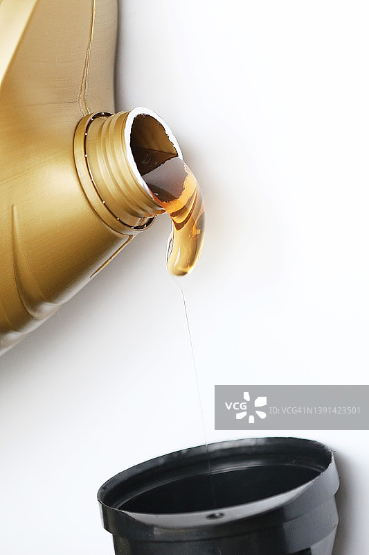 向汽车发动机注入机油图片素材