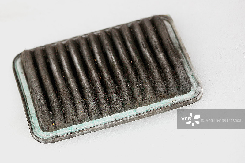 使用过的脏汽车空气净化器图片素材