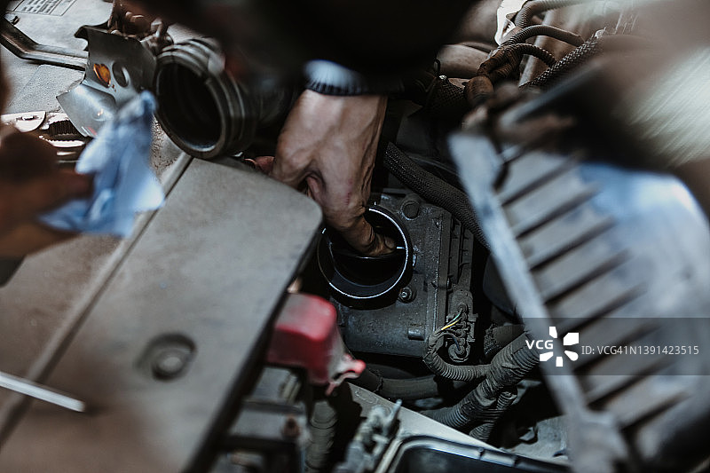 汽车修理工在车库修理和清洁汽车图片素材
