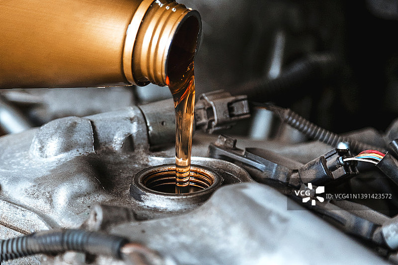向汽车发动机注入机油图片素材