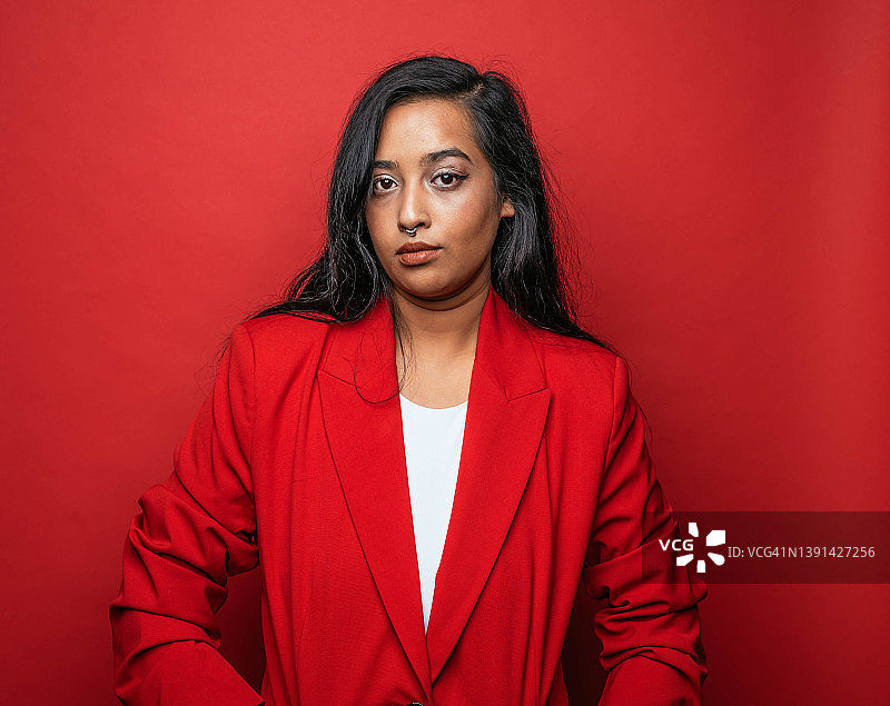 东印度女人，红上加红图片素材