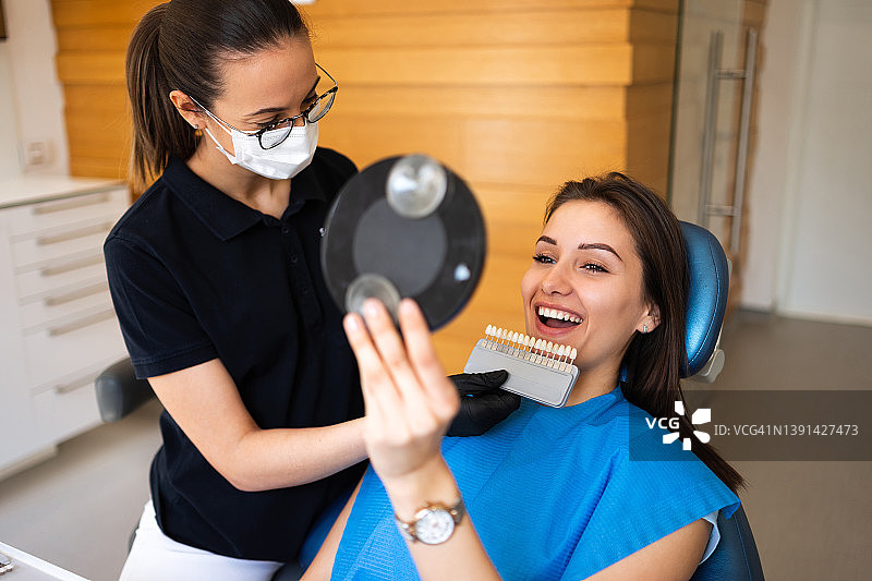 选择牙科贴面的色号图片素材