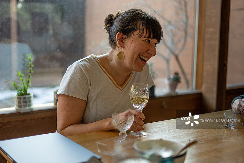 自信、开朗的女子手持一杯清爽的白葡萄酒肖像图片素材