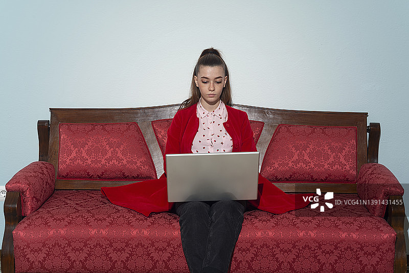 女人在沙发上放松地使用笔记本电脑图片素材