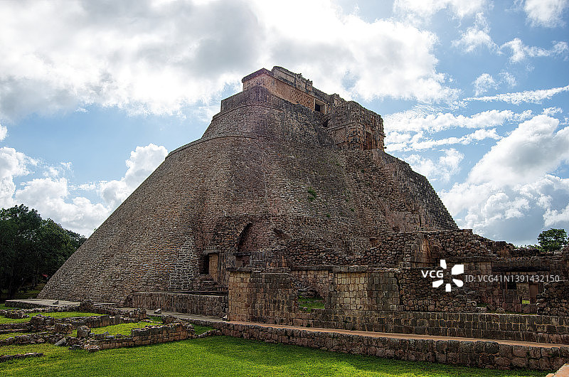 墨西哥尤卡坦乌斯马尔的魔法师神庙/金字塔图片素材