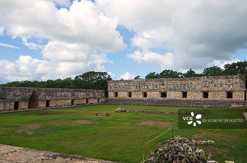 墨西哥尤卡坦乌斯马尔的南楼和西楼，女修道院四合院图片素材
