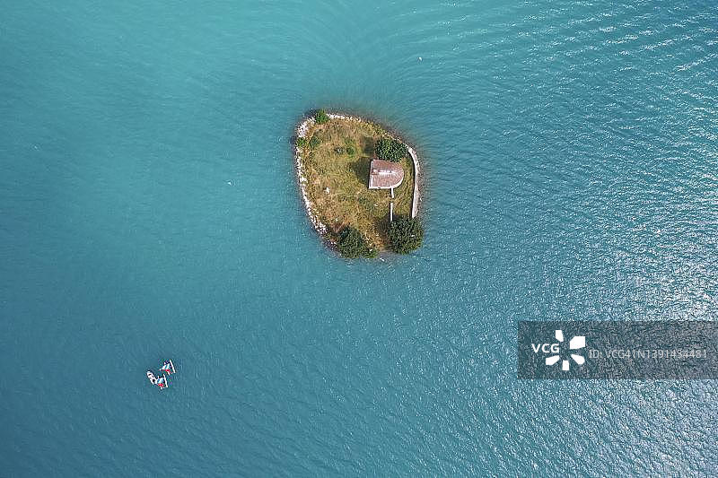 法国上阿尔卑斯省圣米歇尔德普吕尼耶教堂航拍，塞尔蓬松湖及周边群山图片素材