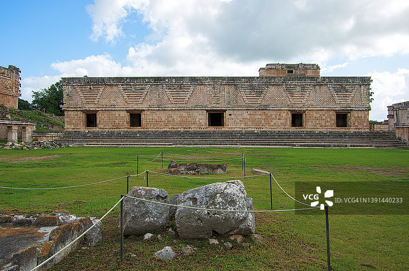 乌斯马尔女修道院四方院东楼，墨西哥尤卡坦图片素材