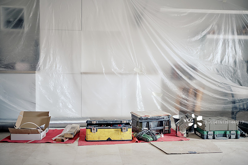 装修期间被防水布覆盖的客厅图片素材