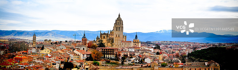 西班牙塞戈维亚老城和塞戈维亚大教堂全景图片素材