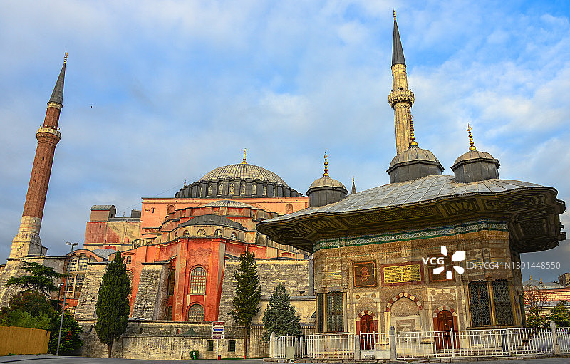 圣索菲亚大教堂（阿亚索菲亚）和托普卡帕宫-艾哈迈德三世喷泉-土耳其伊斯坦布尔图片素材