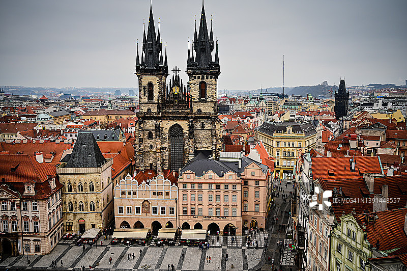 从老城塔楼看泰恩教堂和老城广场 - 捷克布拉格图片素材