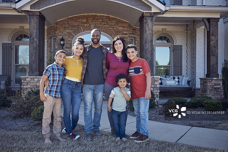 家外的多种族家庭合影图片素材