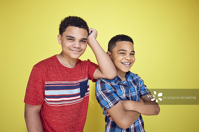 黄色背景上的混血兄弟图片素材