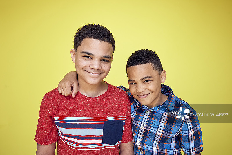 黄色背景上的混血兄弟图片素材