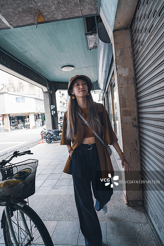 亚洲自信的中国台湾年轻女性走在街上图片素材