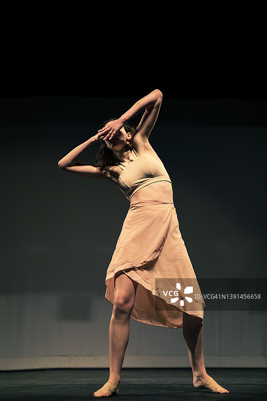 年轻女孩在舞台上跳现代舞图片素材