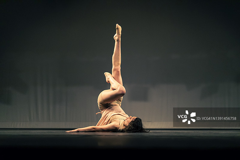 年轻女孩在舞台上跳现代舞图片素材